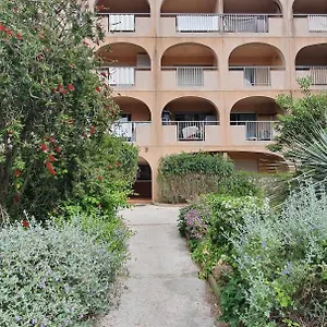 https://letoile-sous-les-pins-la-loge.fr-provencehotel.com